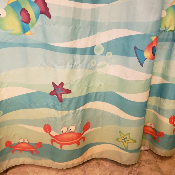 Fish shower curtain with matching holders - Picture 3 of 3